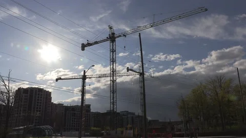 Construction cranes building new condominium development near Toronto 库存影片 153794896