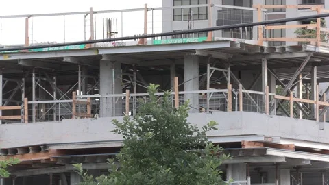 Construction cranes building new condominium development near Toronto Vidéo 156433511