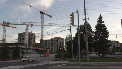 Construction cranes building new condominium development near Toronto Vídeos de archivo 156462507