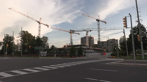 Construction cranes building new condominium development near Toronto Vidéo 156464207