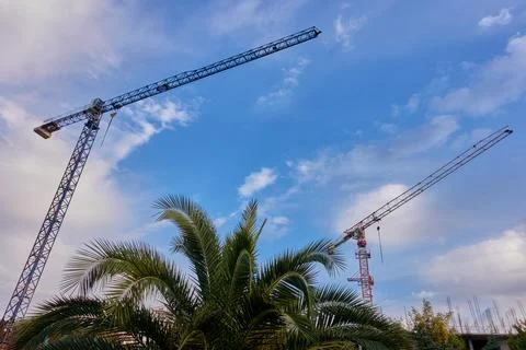 Construction cranes on the construction of an apartment Foto stock
