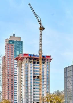 Construction cranes, construction of a modern multi-storey building Foto stock