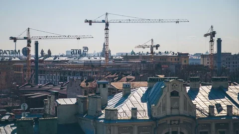 Construction cranes over the city in the evening. timelapse 動画素材 89020161
