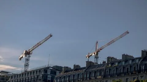 Construction cranes in paris Foto stock