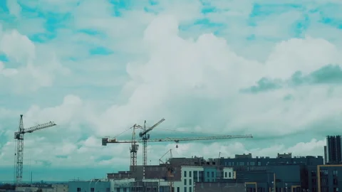 Construction cranes in the sky. Timelapse Video stock 206310008