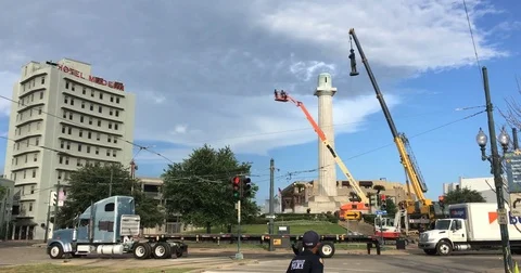Construction crew removes confederate General Robert E. Lee statue New Orleans Stock Footage 76182379