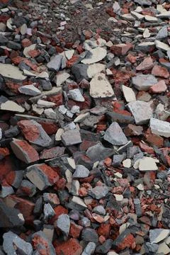 Construction debris pile of broken bricks and concrete fragments texture ba.. Foto stock