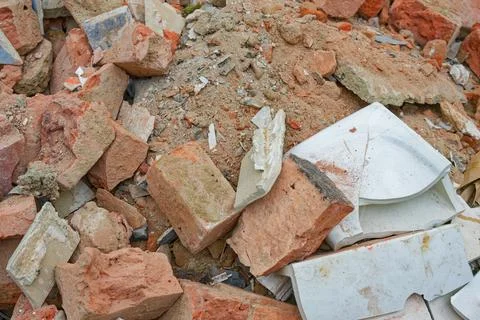 Construction debris pile with broken bricks tiles and ceramic shards Foto stock