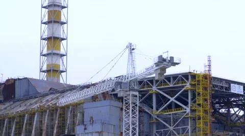 Construction on the destroyed reactor of the Chernobyl nuclear power plant Vidéo 61346322