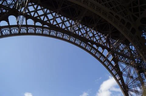 Construction of the Eiffel tower from below Foto stock