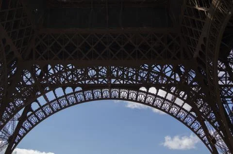 Construction of the Eiffel tower from below Foto stock