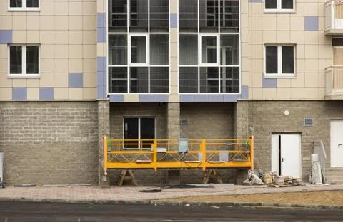 Construction elevator (cradle) against an unfinished building, the concept of Foto stock
