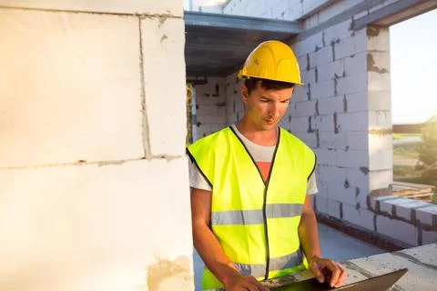 Construction engineer on the construction site of a house made of porous conc Foto stock