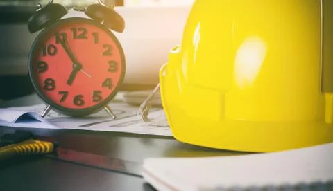 Construction Engineer deadline alarm clock concept 库存照片
