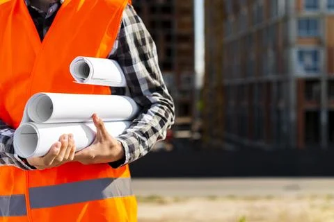 Construction engineer holding plans hands Stockfoto's