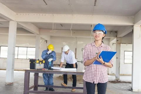 Construction engineer teamwork Safety Suit Trust Team Holding White Yellow .. Stockfoto's