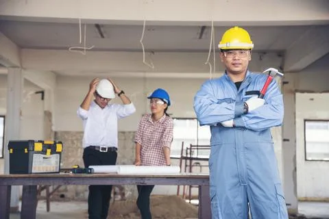 Construction engineer teamwork Safety Suit Trust Team Holding White Yellow .. Stockfoto's