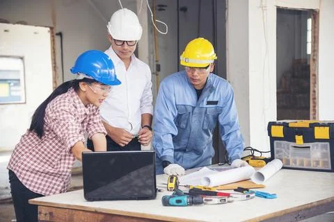 Construction engineer teamwork Safety Suit Trust Team Holding White Yellow .. Stockfoto's