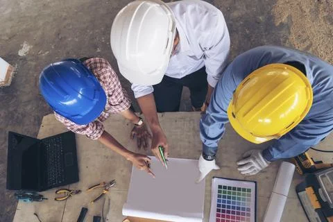 Construction engineer teamwork Safety Suit Trust Team Holding White Yellow .. Stockfoto's