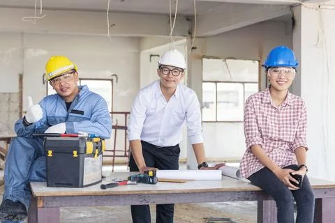 Construction engineer teamwork Safety Suit Trust Team Holding White Yellow .. Stockfoto's