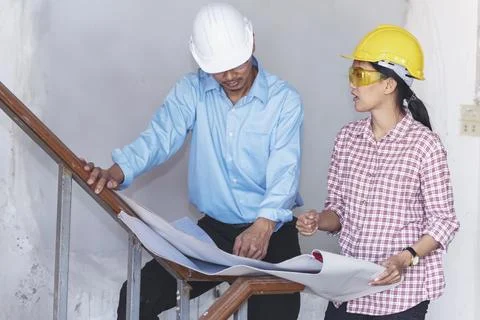 Construction engineer teamwork Safety Suit Trust Team Holding White Yellow .. Stockfoto's