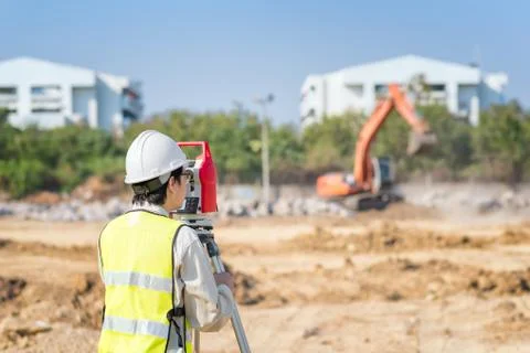 Construction engineer use surveyor equipment checking construction site Stock-Fotos