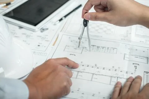 Construction engineering or architect discussing a blueprint and building mod Foto stock