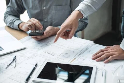 Construction engineering or architect discussing a blueprint and building mod Foto stock