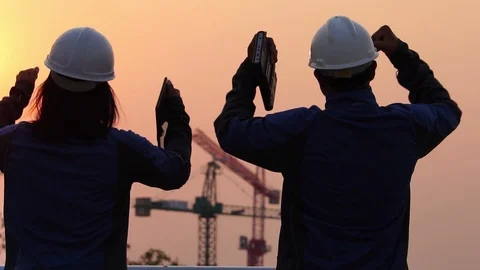 Construction engineers and businessmen are delighted with the hand up Vidéo 124847200