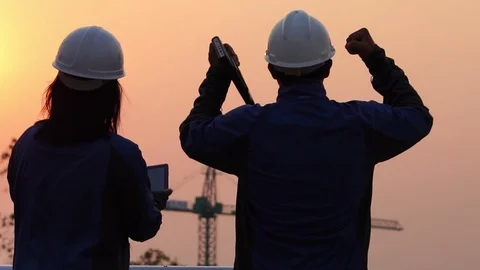 Construction engineers and businessmen are delighted with the hand up  Vídeos de archivo 124847216