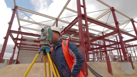 Construction enginees working on building site Video stock 91005322