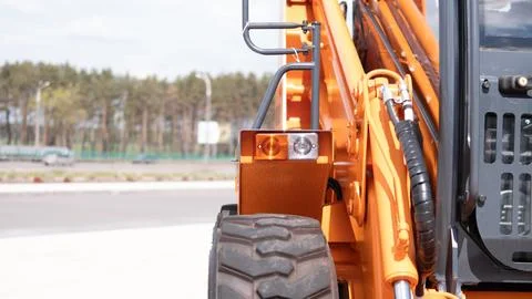 Construction Equipment Operating in a War Zone, Demonstrating Heavy Machinery Stock-Fotos