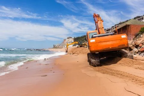 Construction Excavator Machine Beach Ocean Erosion Repairs Foto stock