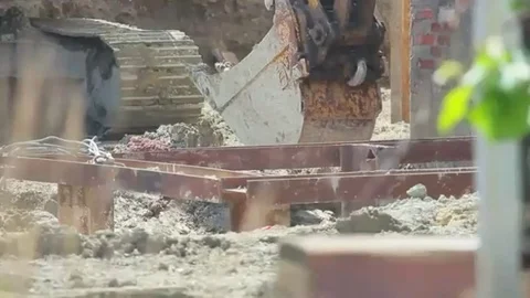 Construction extravator digging in the ground Video stock 98247788