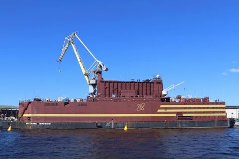 The construction of floating nuclear power block "Akademik Lomonosov" in St. 스톡 사진