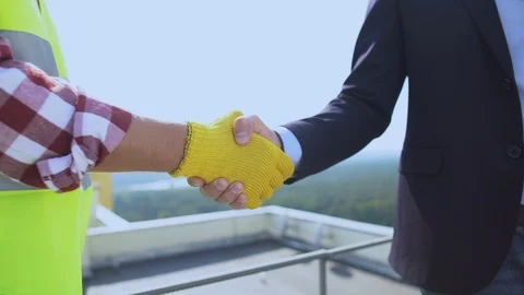 Construction foreman and contractor shaking hands, business deal, partnership Stock-Footage 117213065