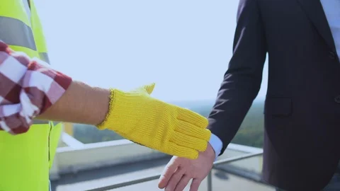 Construction foreman and contractor shaking hands, business deal, partnership Stock Footage 117218886