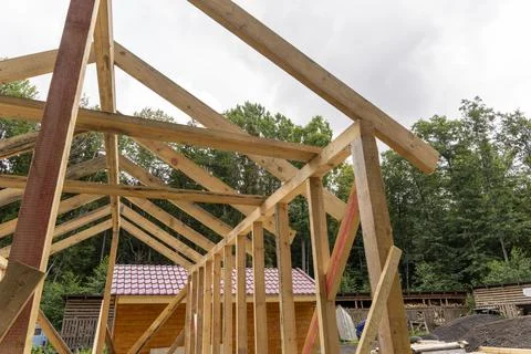Construction of a frame house. Timber frame house, new build roof Foto stock