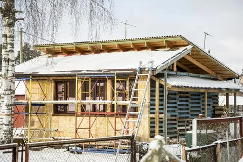 Construction of frame houses. a small frame house on a plot Fotos de archivo