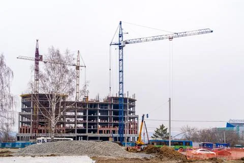 Construction of frame monolithic multi-storey commercial building using tower Foto stock