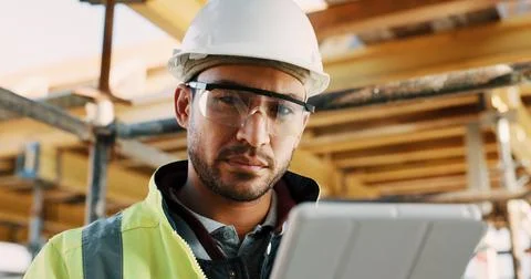 Construction, goggles or architect with tablet on site for field report, upgrade 스톡 사진