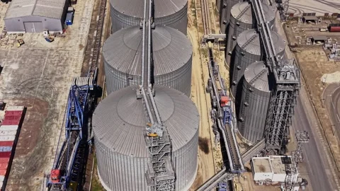 Construction of grain storage silos at industrial site in city 库存影片 338404476