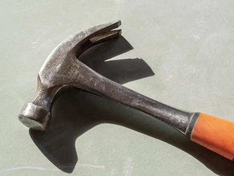 Construction hammer on drywall. the view from the top, hard shadows. Tools fo Foto stock