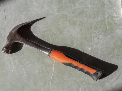 Construction hammer on drywall. the view from the top, hard shadows. Tools fo Foto stock