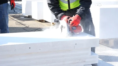 Construction handyman using hand-held circular saw machine Stock-Footage 143777564