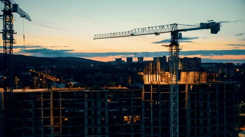 Construction of a high-rise building at sunset, construction crane, timelapse Video stock 116259556