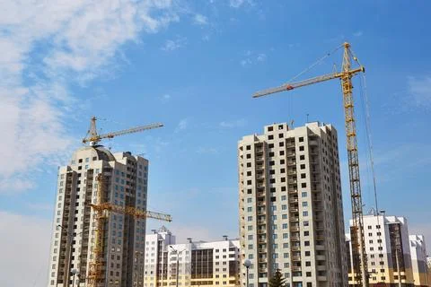 Construction of high-rise buildings using three tower cranes. Фото