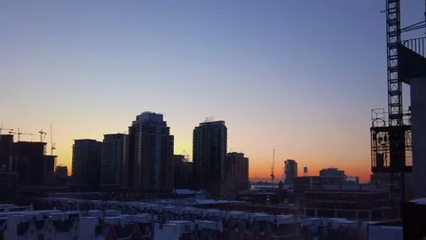 Construction hoist going down as sun sets in the background Vidéo 142491109