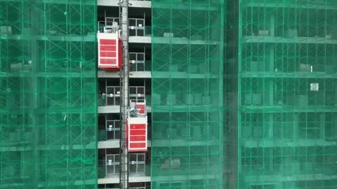 Construction hoist lifting materials on site, industrial strength and building Vídeos de archivo 316558181