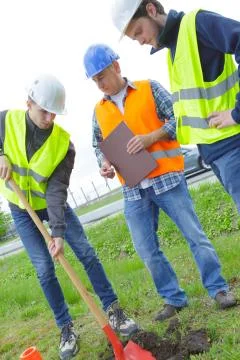 Construction inspector surveying the digging process Foto stock